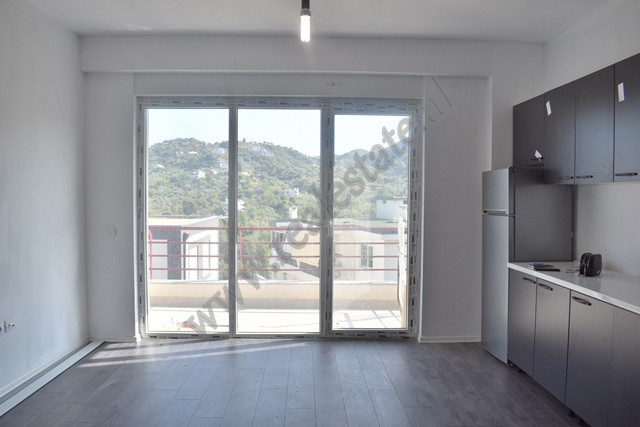 Apartament me qira ne rrugen Hamdi Sina ne Tirane.&nbsp;
Apartamenti pozicionohet ne katin e 5 te n